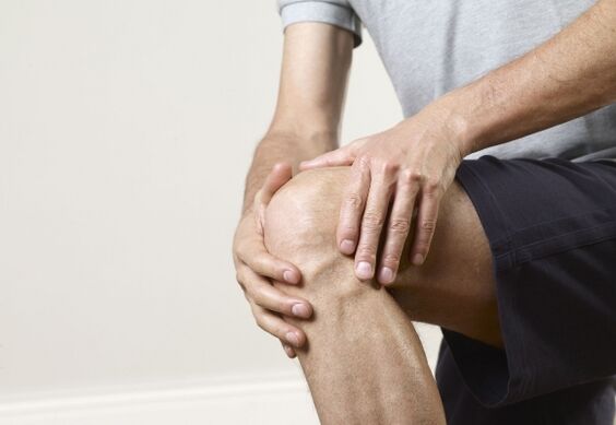 Дегенеративно-дистрофическое заболевание остеоартроз проявляется болями в суставах. 